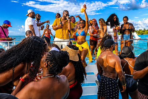 Punta Cana: Sunset Boat Party with Open Bar, DJ & Fire Show