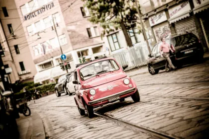 Mailand: Langsame Tour mit dem alten roten Fiat 500 (1 Stunde, 1 Halt)