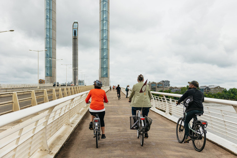 Bordeaux: tour in bicicletta del centro storico e del quartiere di ChartronsTour in inglese