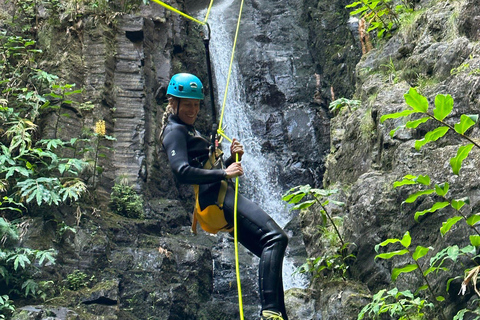 Flores: Ilhéus Inferior Canyoning met gids en snackCanyoning Ilhéus Inferior - Flores Eiland