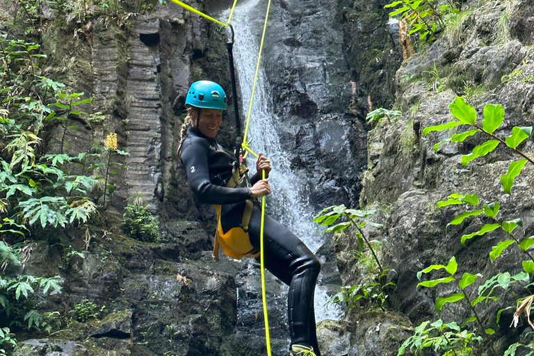 Flores: Ilhéus Inferior Canyoning met gids en snackCanyoning Ilhéus Inferior - Flores Eiland