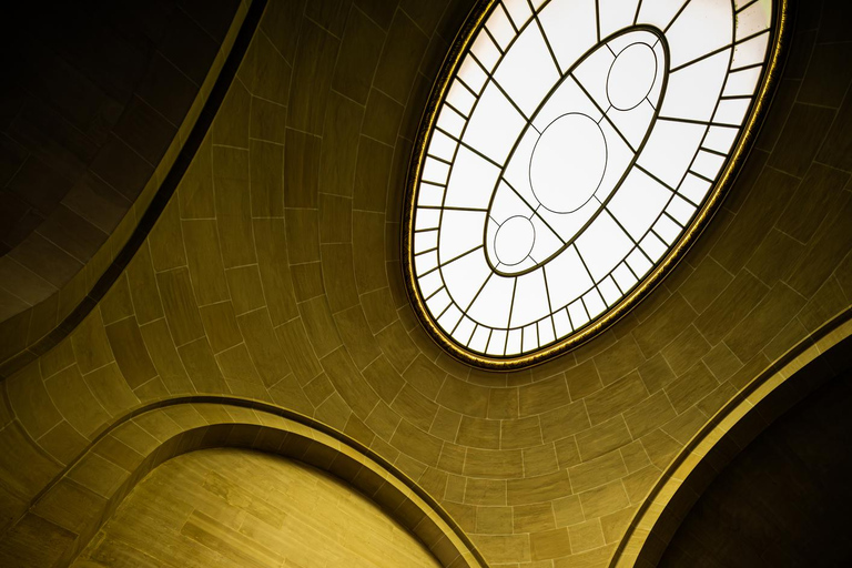 Paris: Louvre Museum Guided Highlights Tour