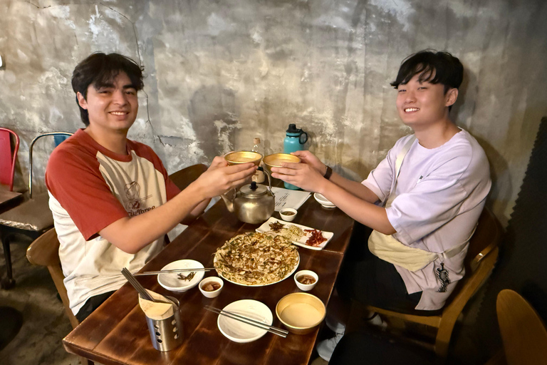 Seoul: Local Vibes, Food & Market Tour with 12+ Tastings