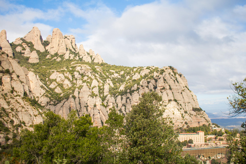 Barcelona: Montserrat, Winery Tour & Lunch with Wine Tasting