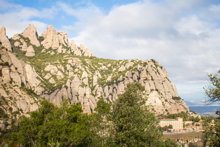 Barcelona: Montserrat, Winery Tour & Lunch with Wine Tasting