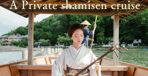 Kyoto: Private Bootsfahrt mit Shamisen und Spielen