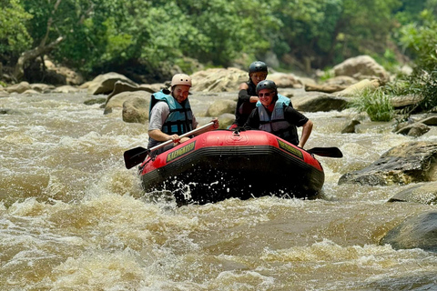 Chiang Mai : Excursion d'une journée à la cascade de Sticky et au rafting