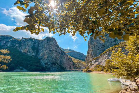 Fuga de Tirana, Castelo de Kruja - Lago Shkopeti, passeio de barcoFuga de Tirana, Castelo Kruja-Lago Shkopeti, passeio de barco