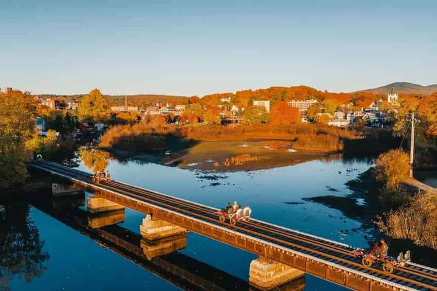 Laconia, New Hampshire: Malerische Draisinen-Fahrt. Foto: GetYourGuide Laconia, New Hampshire: Malerische Draisinen-Fahrt. Foto: GetYourGuide