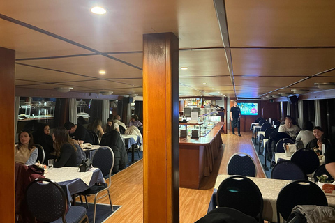 Praga: Crucero turístico en barco con cena buffet