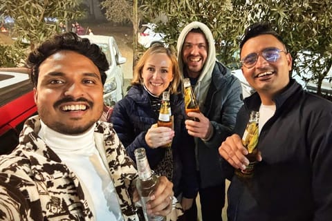 Delhi Nightlife Tour in Private Car, Temple, Bars & Cafes