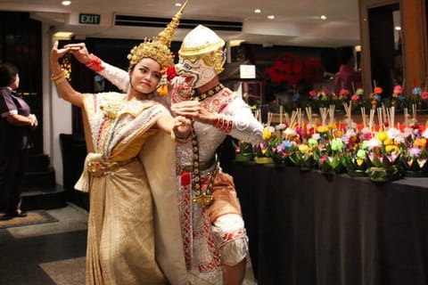 Bangkok: Loy Krathong Dinner Cruise on Chao Phraya