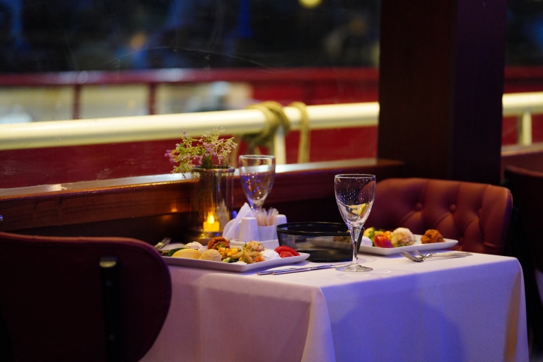 Istanbul: Dinner Cruise & Unterhaltung mit privatem TischDinner Cruise mit Softdrinks und Hoteltransfer