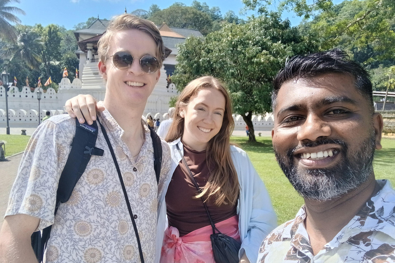 Kandy: Private Tuk Tuk City Tour with Local Guide