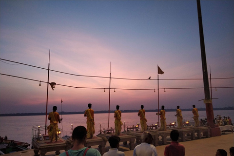 Oración, cremación, rituales y paseo en barco matutino.