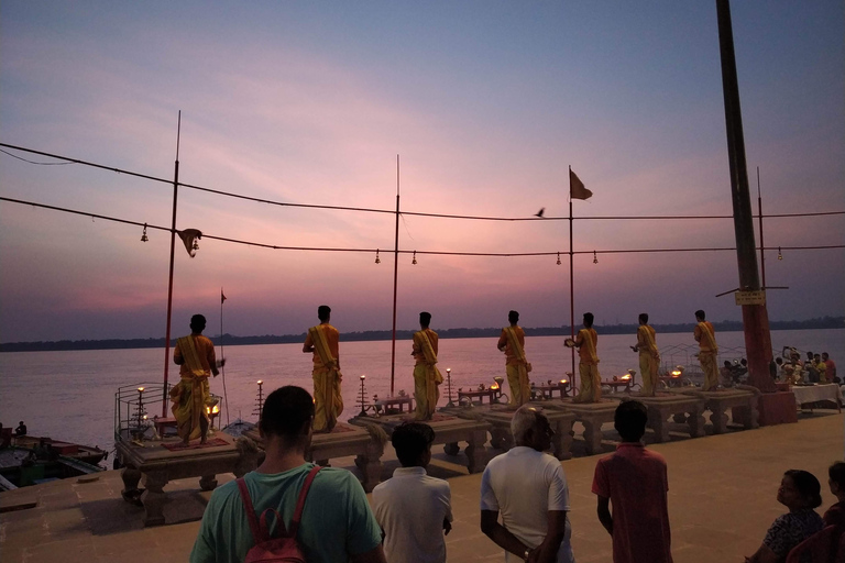 Oração, cremação, rituais e passeio matinal de barco.