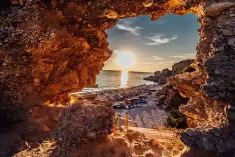 Himara: Kreuzfahrt bei Sonnenuntergang zum Gjipe Strand