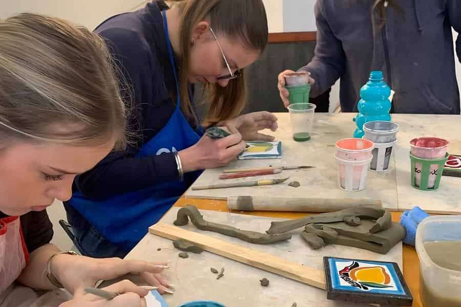 Gestalte deine eigene sizilianische Keramik aus Lavastein vom Ätna und nimm sie mit nach Hause.. Foto: GetYourGuide Gestalte deine eigene sizilianische Keramik aus Lavastein vom Ätna und nimm sie mit nach Hause.. Foto: GetYourGuide