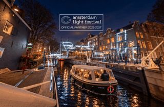 Amsterdam: Überdachte Bootsfahrt zum Lichterfest, Glühwein und Snack