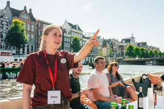 Amsterdam: Deutsche Grachtenfahrt mit Getränkeoption