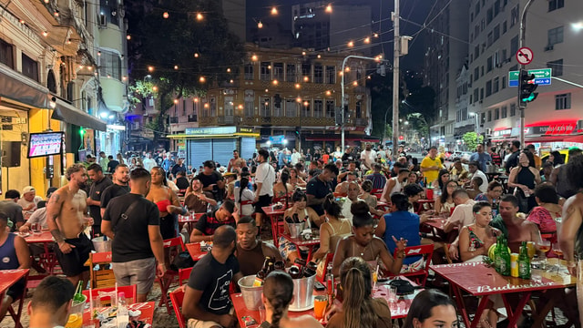 Rio: The madness is here. Fun pub crawl in Lapa