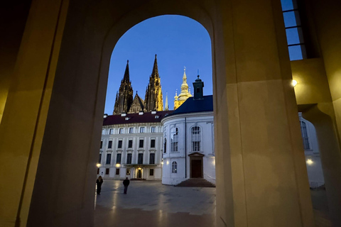 Prague: VIP Prague Castle Night Walk with Panoramic Views VIP Prague Castle Night Walk with Panoramic Views (German)