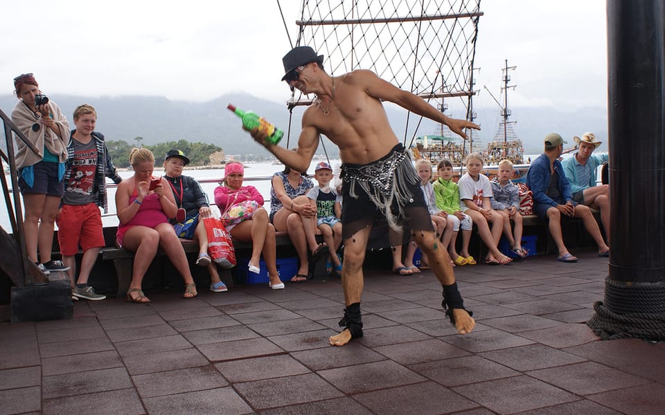 Viagem de barco de Alanya Catamaran com banhos de sol, natação - Hizvo