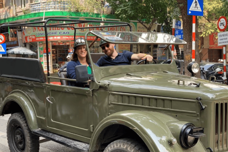 Historische jeeptour door Hanoi: een voorproefje van cultuur, bezienswaardigheden en plezierHistorische legerjeep van Hanoi: een voorproefje van cultuur, bezienswaardigheden en plezier