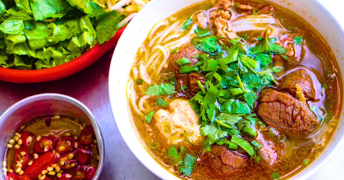Hanoi: Evening Street Food Tour with Local Guide