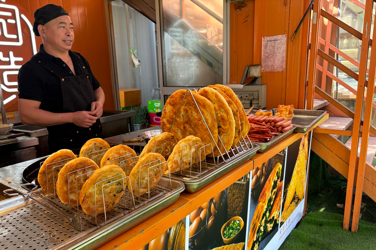 Shanghai: Yuyuan Old Street Food Walking Tour (2–2.5 Hours)