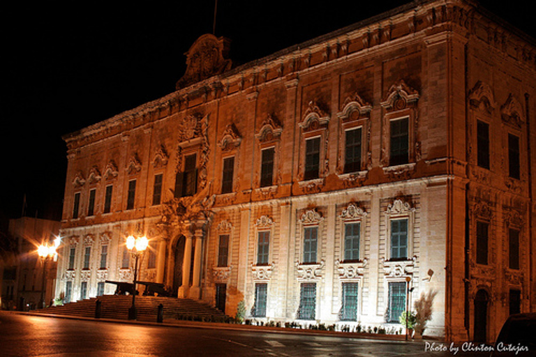 Excursão noturna de ônibus com teto aberto em Malta, incluindo parada de 1 hora em MdinaMalta à Noite: Tour em Ônibus Conversível c/ Parada em Mdina