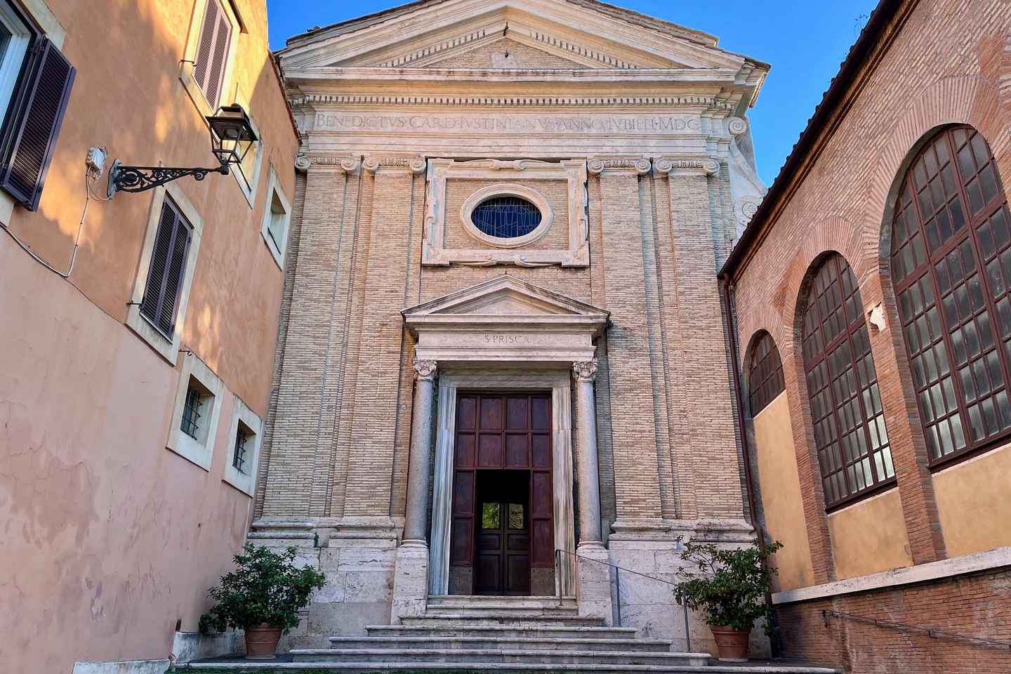 ローマの旅行: アヴェンティーノの丘を巡るサンタ・サビーナとサンタ・プリスカの魅力