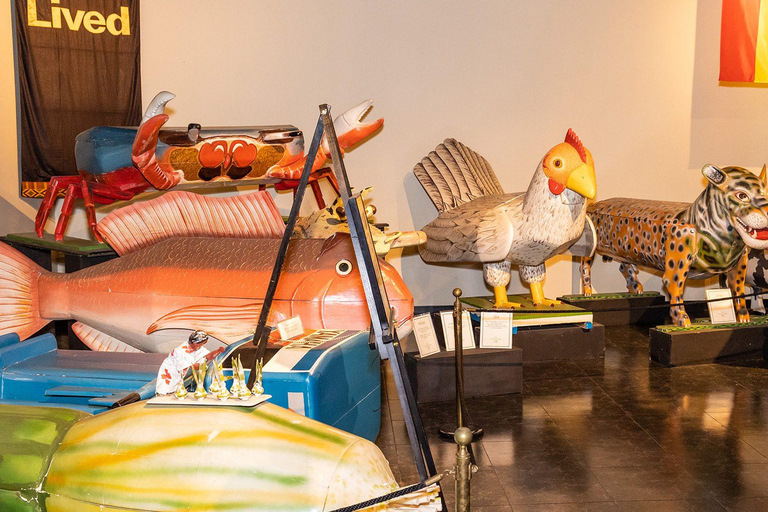 Accra Walking Tour: Artwork, Fantasy coffins & Beach bars