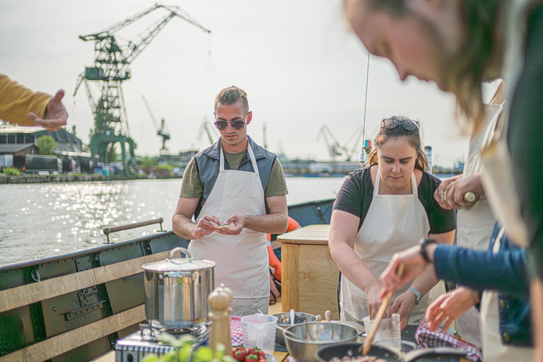 Gdańsk : croisière dans le chantier naval et le port avec dégustation de pierogiGdańsk : visite du chantier naval et du port avec dégustation de pierogi