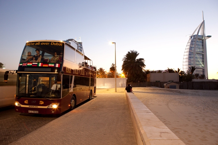 Dubaï : visite panoramique nocturne en bus touristiqueVisite de nuit uniquement