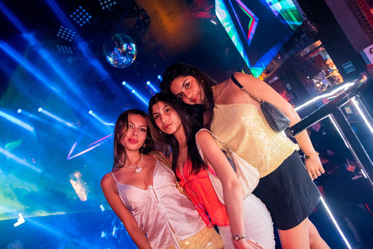 Cancun Madness Open Bar Crawl Bar crawl Madness in Cancún open bar