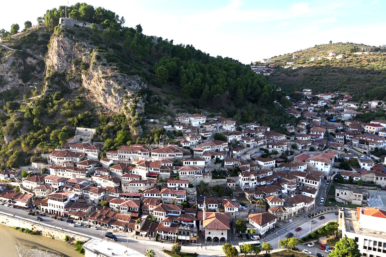 Línea Verde: Vlora-Apollonia-Divjake-Berat Excursión de un día con guía