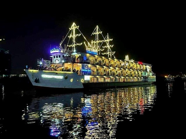 Saigon: Dinner Cruise with Vietnamese Cuisine and Live Music