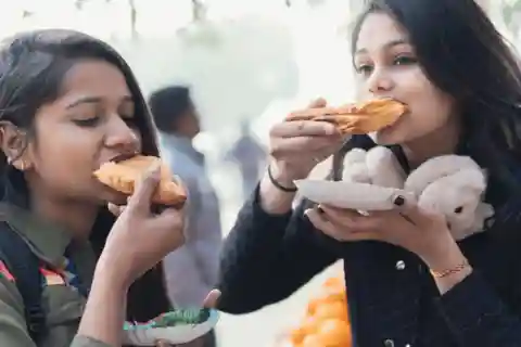 Udaipur: Street Food Crawl (2 Hours Local Food Tasting Tour)