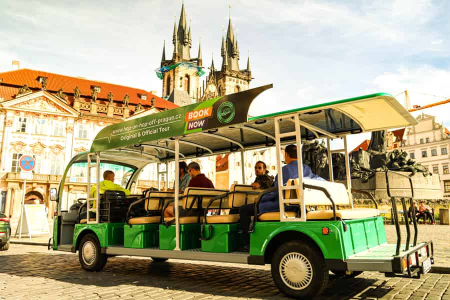 Prag: Ganztägiges Hop-On/Hop-Off-Ticket für den E-Bus mit Audioguide. Foto: GetYourGuide Prag: Ganztägiges Hop-On/Hop-Off-Ticket für den E-Bus mit Audioguide. Foto: GetYourGuide