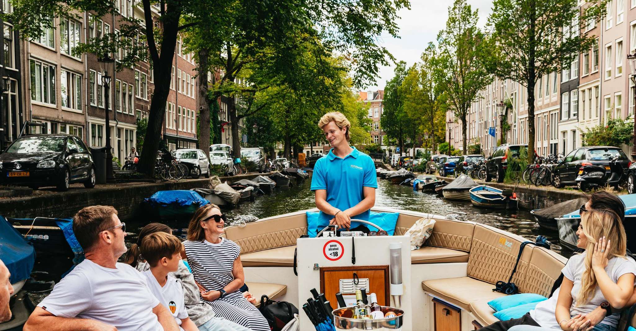 Amsterdam: Canal Cruise in Open Boat with Free Drink