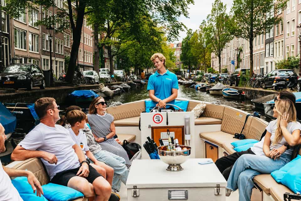 Offenes Boot mit lokalem Guide