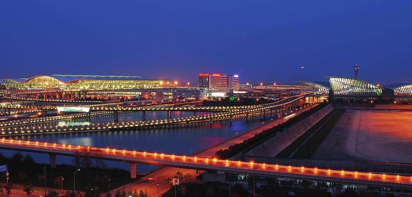 Privater Transfer vom Flughafen Shanghai Pudong ins Stadtzentrum