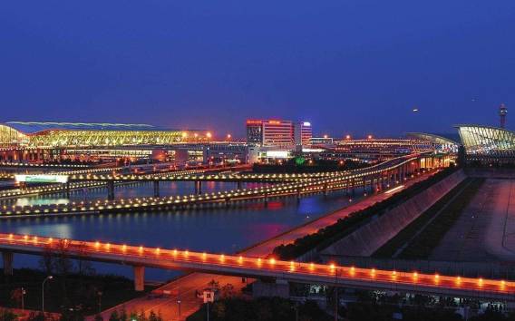 Privater Transfer vom Flughafen Shanghai Pudong ins Stadtzentrum