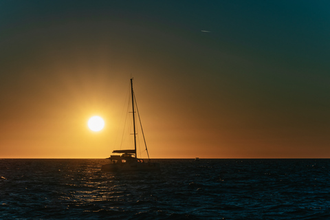 Santorini: Catamaran Caldera Cruise met Maaltijd en DrankjesRomantische cruise bij zonsondergang