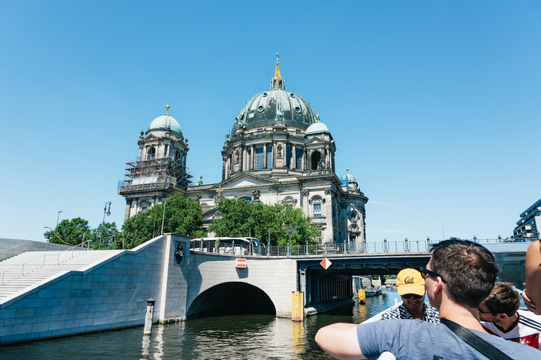 Berlin: Stadtrundfahrt per Boot mit SitzplatzgarantieAbfahrt an der Friedrichstraße mit Audioguide