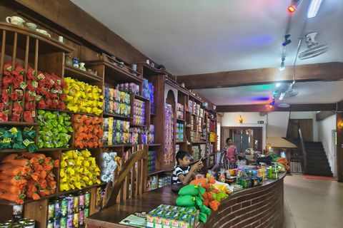 Kandy: Tuk-Tuk Sights, Culture, Shopping & Treatment