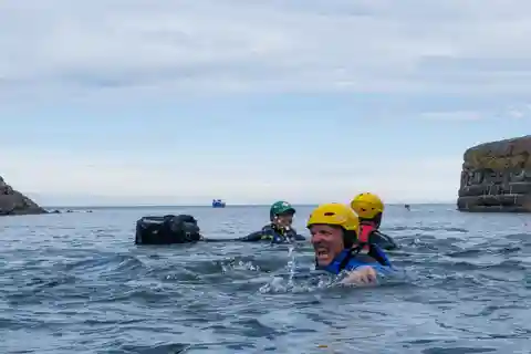 Pembrokeshire: Coasteering-Abenteuer am Stackpole Quay