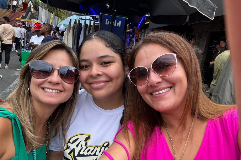 Medellín: Experience Comuna 13 with a local guide and weave your own souvenir [Max. 8]