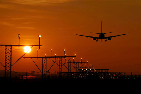 Barcelona: Traslados al aeropuerto y tours de la ciudadEstándar